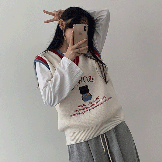【現貨】🐻Brownie小熊刺繡刻字V領針織背心 - IKIMSTORE