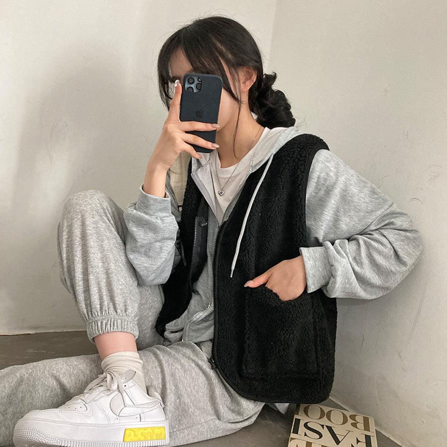 可愛拉鍊口袋羊羔絨背心 - IKIMSTORE