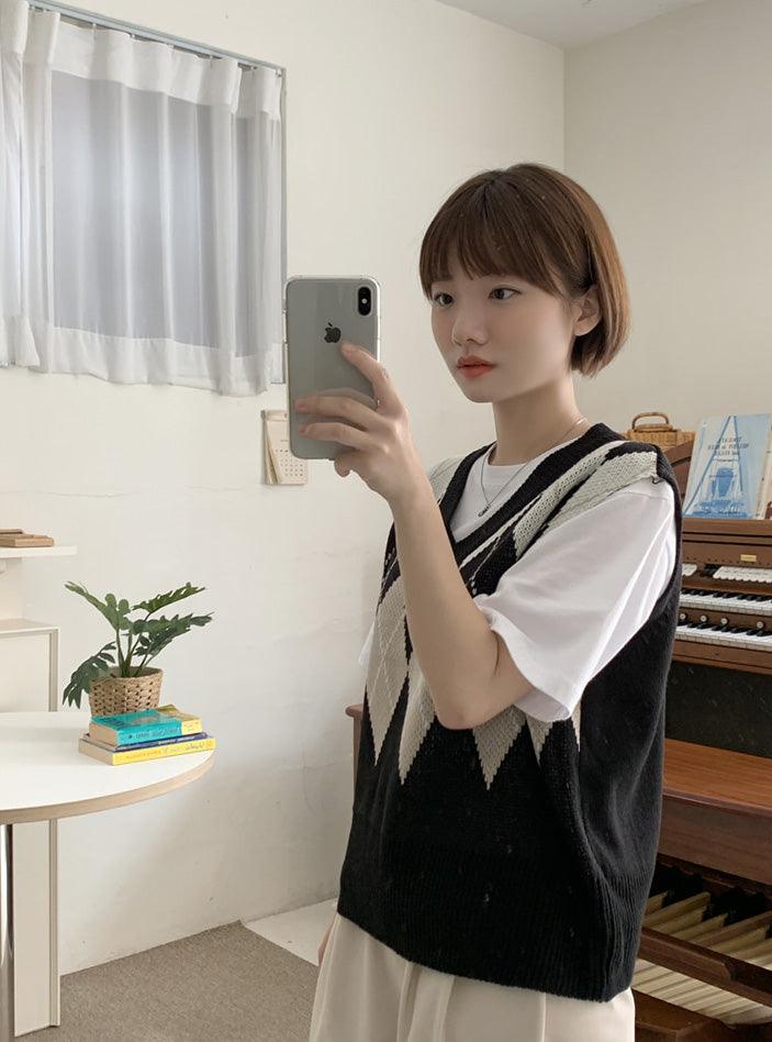 【現貨Beige】撞色菱格針織背心<KR> - IKIMSTORE