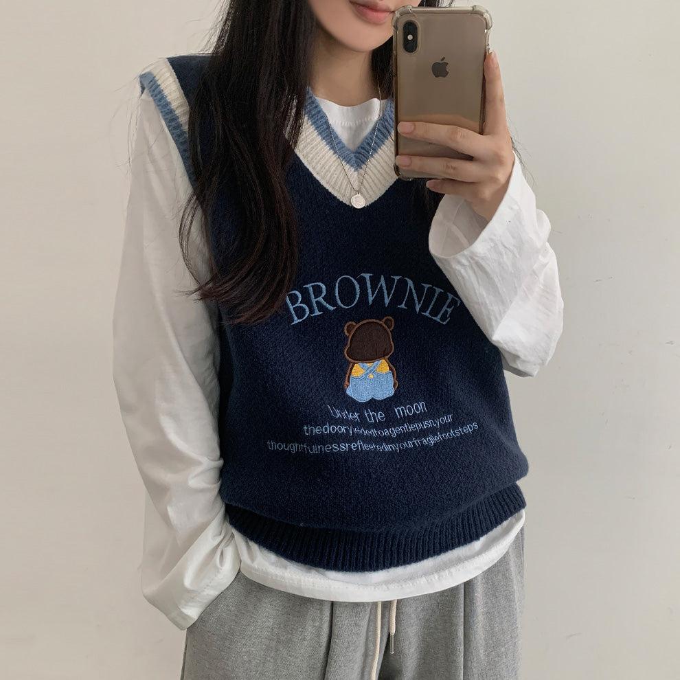 【現貨】🐻Brownie小熊刺繡刻字V領針織背心 - IKIMSTORE