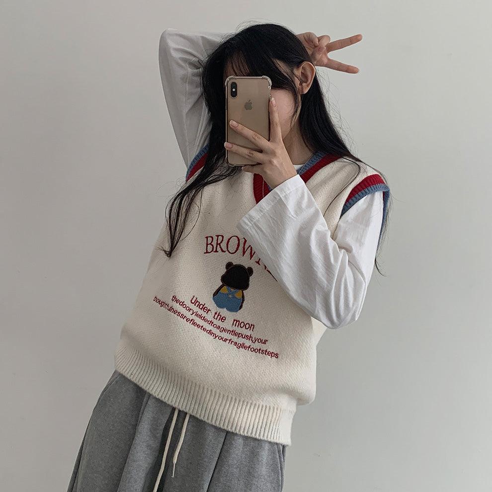 【現貨】🐻Brownie小熊刺繡刻字V領針織背心 - IKIMSTORE