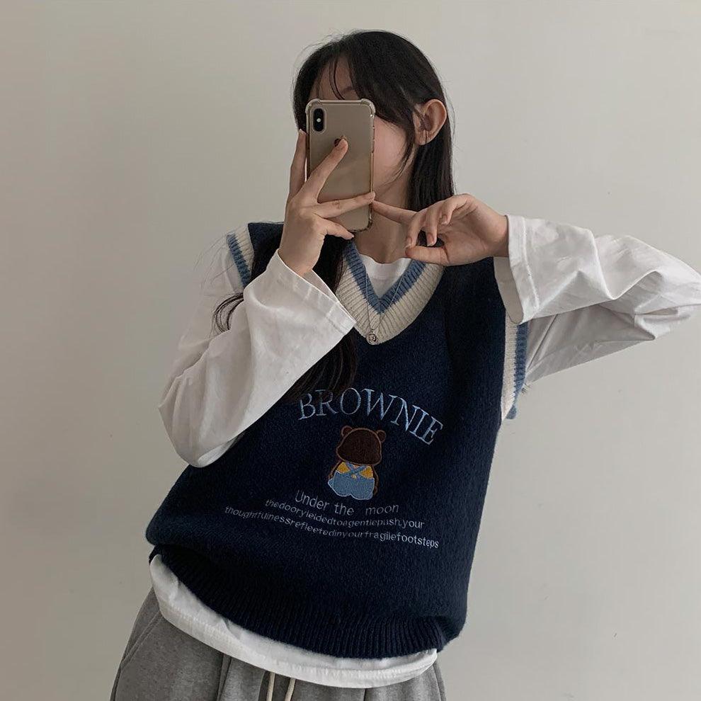 【現貨】🐻Brownie小熊刺繡刻字V領針織背心 - IKIMSTORE