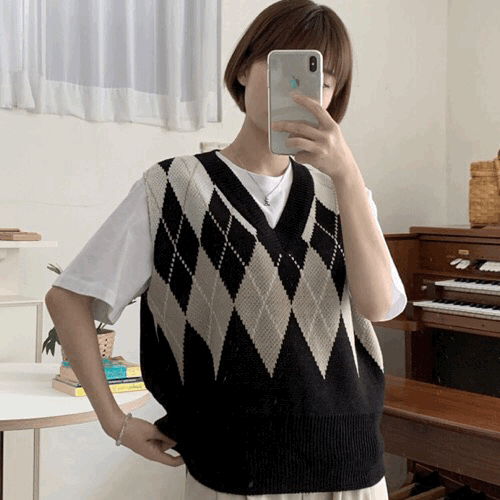 【現貨Beige】撞色菱格針織背心<KR> - IKIMSTORE