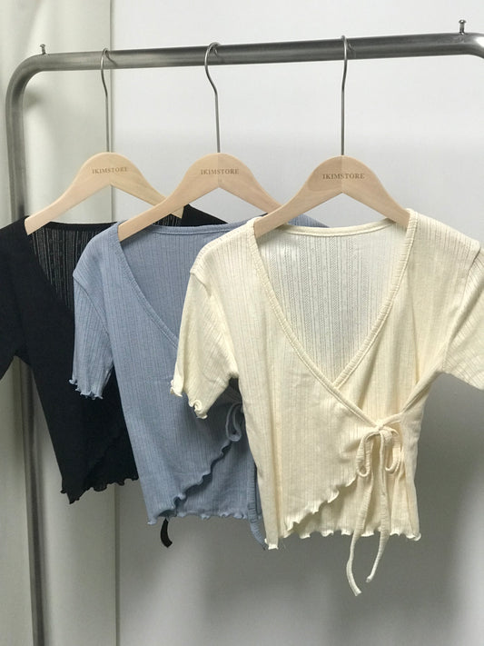 【現貨】涼爽暗花紋交錯綁帶T恤 - IKIMSTORE