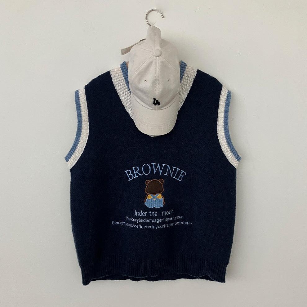 【現貨】🐻Brownie小熊刺繡刻字V領針織背心 - IKIMSTORE