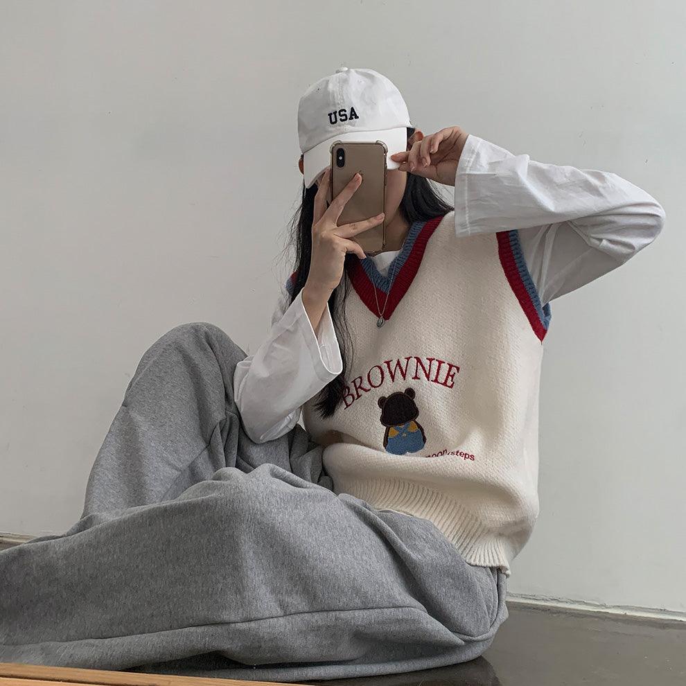 【現貨】🐻Brownie小熊刺繡刻字V領針織背心 - IKIMSTORE
