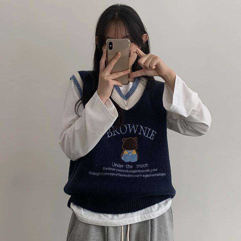 【現貨】🐻Brownie小熊刺繡刻字V領針織背心 - IKIMSTORE