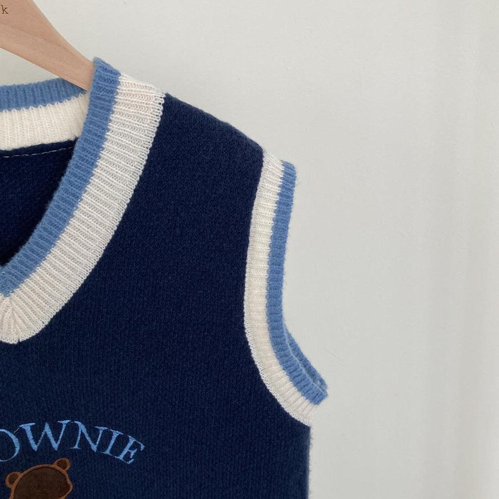 【現貨】🐻Brownie小熊刺繡刻字V領針織背心 - IKIMSTORE