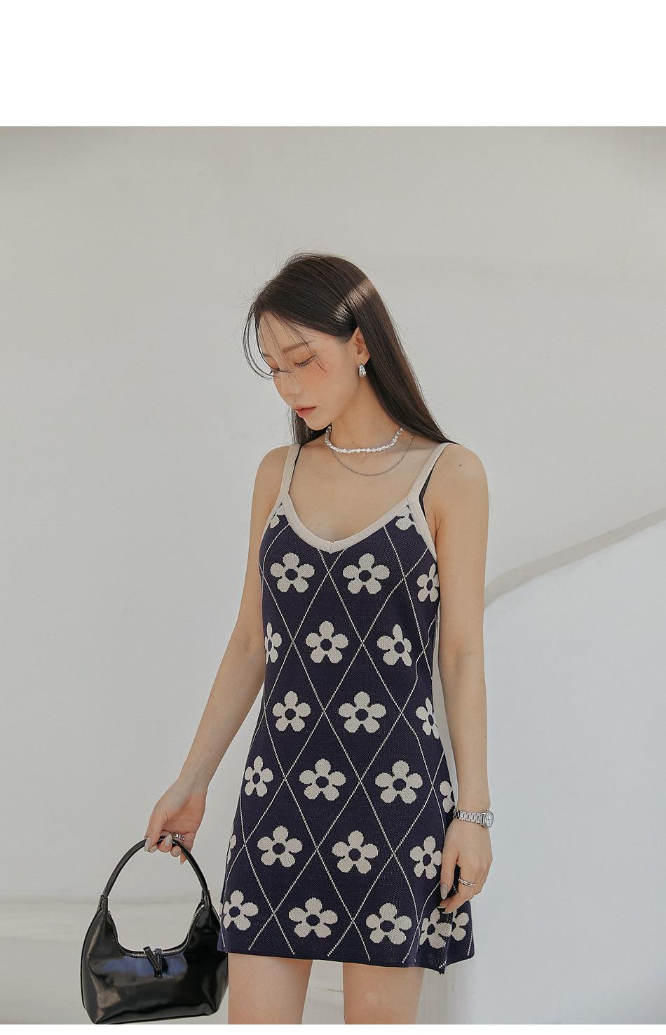 【現貨黑、藍】🌸花花圖案針織背心連衣裙 - IKIMSTORE